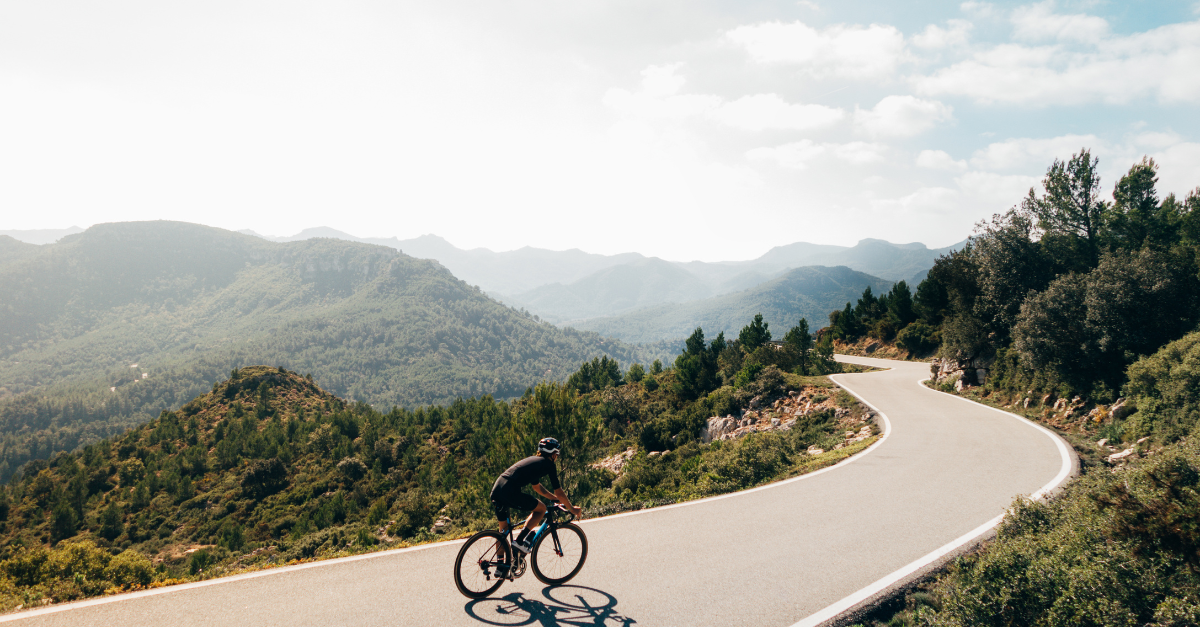 Ciclista en carretera
