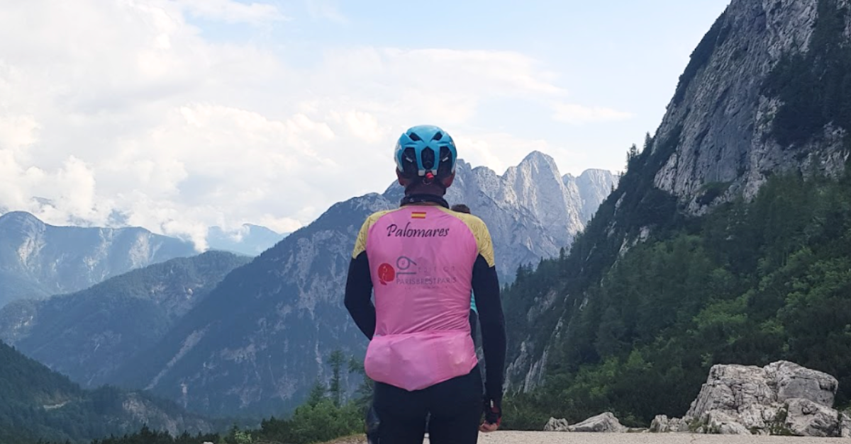 Ciclista observando el paisaje